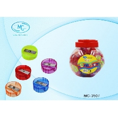 Точилка: одинарная, пластиковая /4 цвета/, в форме цилиндра, в прозрачной пластиковой упаковке,2,5 с